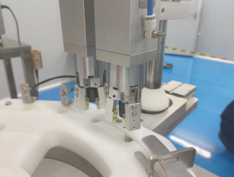 供应西 林瓶灌装加塞轧盖一体机 全自动西林瓶灌装机 液体灌装